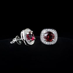 Bông tai kim cương halo vuông bo tròn gắn 2 viên Spinel đỏ – Deam Diamond